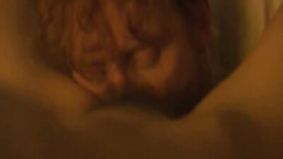 Draga blondă cu păr lung se bucură de o sesiune fierbinte și senzuală