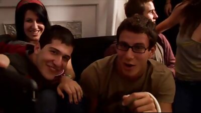 Soția roșcată își umple găurile într-un grup de trei pe canapea