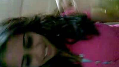 O blondă cu sâni mari simte câteva degete pe clitorisul ei ud