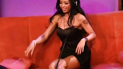 Hottie blondă elegantă îl uimește pe cavaler cu corpul ei