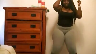 Blonda slaba multumita de un partener bine construit, cu umflatura tare