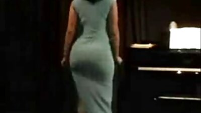 O fată mică care iubește analul primește un penis mare în gură