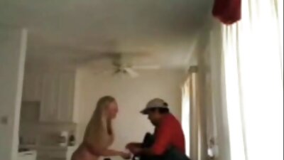 Bruneta naturală este pătrunsă în diferite poziții