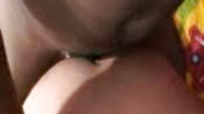 Latina slabă, cu un corp ferm, primește o pula în gura ei frumoasă