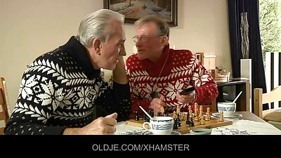 Tinerii artiști frumoși efectuează acțiuni lesbiene uimitoare