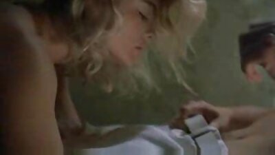 Fata se înțelege cu un agent porno în fața camerei sale