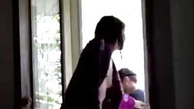 Un bimbo cu un fund rotund fierbinte se face azi pe canapea