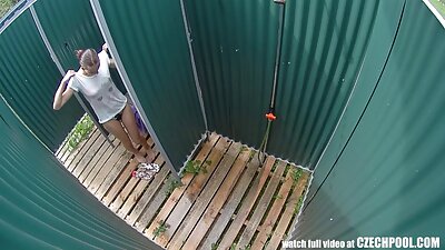 Adolescentul oferă gura ei umedă și pizda strânsă penelor lor