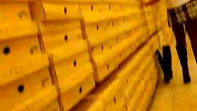 O latină cu piercing la mamelon este pătrunsă foarte tare