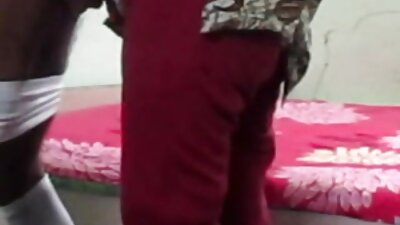 O femeie slabă cu părul negru se distrează în pat cu un bărbat