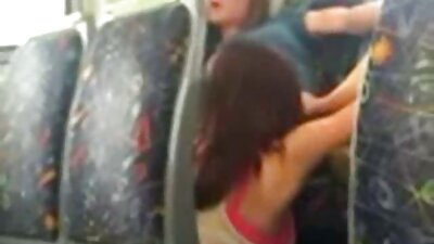 Stud chel își ia prietena chiar înaintea mamei ei