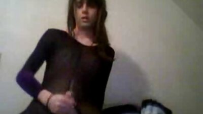 Femeia cu părul negru își desfășoară picioarele și oferă un aspect intens