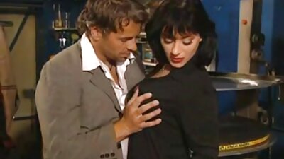 Un lucru sexy care iubește penisul primește o dracu pasională pe pat