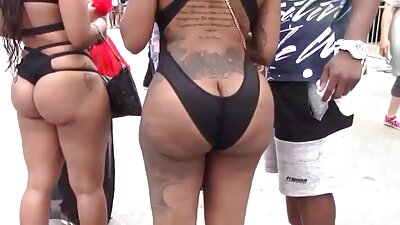 O tipă sexy cu părul lung este furată în păsărica ei udă