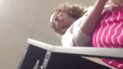 O bimbo cu sânii mici este în genunchi, primind un penis mare