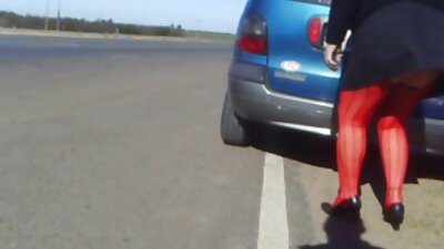 O blondă excitată cu un fund subțire primește un cocoș în smulgerea ei