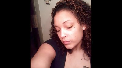 În timp ce bărbatul se dă dracului, acest tip fierbinte încornogul se uită