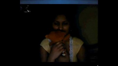 Veronica Rodriguez își dă păsărica unui pasager într-un avion de linie