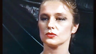 O tipă cu hoote false mari își deschide obrajii pentru sex anal