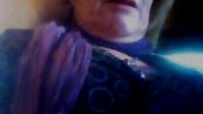 MILF cu părul roșu este fericit să vadă o adolescentă în patul conjugal