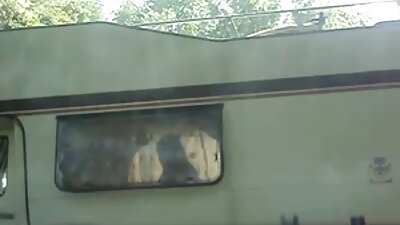 O brunetă fierbinte face o mufă aproape de cameră