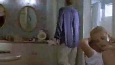 O cățea fierbinte este pătrunsă în fundul ei fierbinte și sexy cu un penis mare