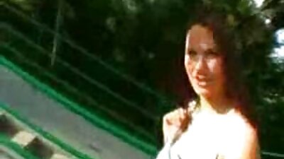 O brunetă care iubește penisul suge unul lung pe patul ei