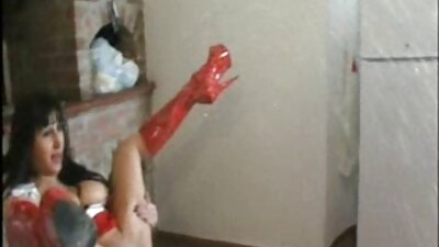 Fiica vitregă flexibilă stropește din penisul lui mare