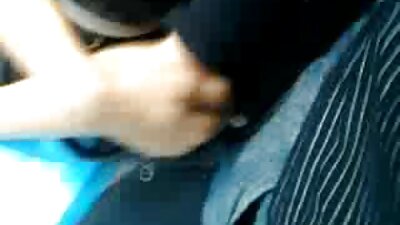 Un cuplu o pedepsește pe drăguța maseuză implicând-o în trei