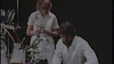 Tânăra domnișoară cu sânii mici este pătrunsă greu