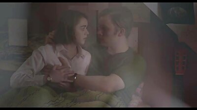 Un tip chel copula cu o adolescentă în dormitor