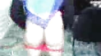 Câteva fete sunt surprinse făcându-și multe degete una cu cealaltă