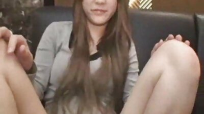 Două fete sunt în camera lor și se linge de păsărică acolo