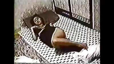 O blondă fermecătoare și drăguță se bucură de un penis uriaș dracundu-o de dedesubt