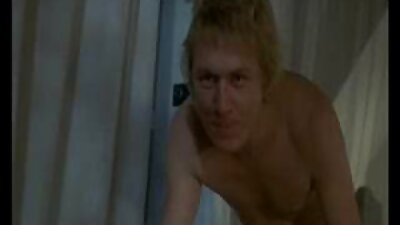 O fată fierbinte care are o păsărică rasă este bătută foarte tare