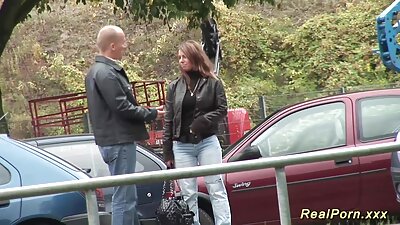 Curva blondă cu un spate sexy este bătută în trei de bărbați