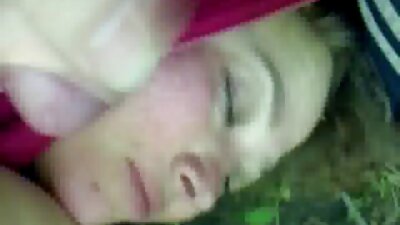 O brunetă cu sfarcurile ascuțite primește o pula în gură