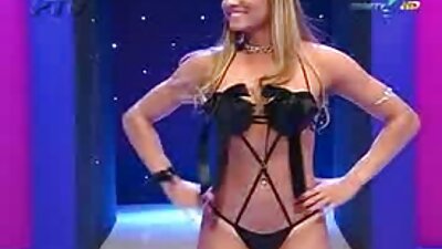 Frumusețea linsă în timpul sesiunii de sex lesbiene cu o altă tipă