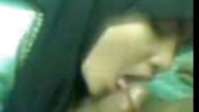 O fată cu păr de corb face o mufă în videoclipul fierbinte și pervers