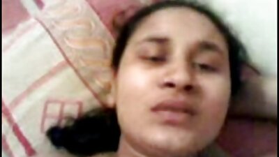 Pui cu păsărică ras salută instrument de bărbat atletic