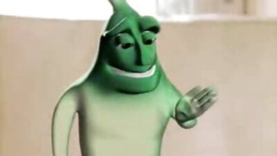 Doi pui cărora le place să suge pula fac un trio cu un tip